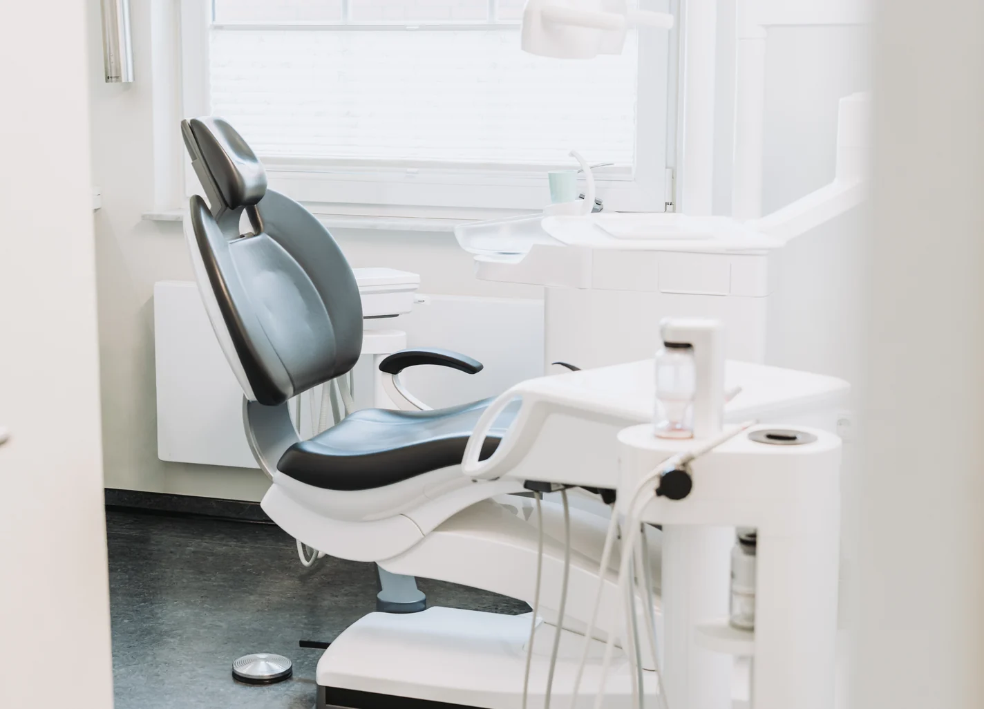 Heller Behandlungsraum bei aurident